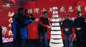 大家共同点燃飞龙医疗生日蛋糕