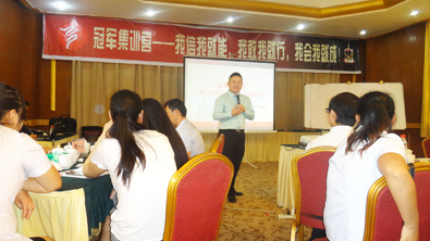 北京某培训公司主讲老师正在授课