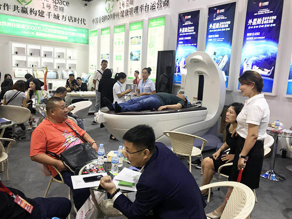 飞龙医疗外星舱亮相第50届中国（广州）美博会